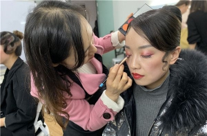 解析：学化妆是否有前途？