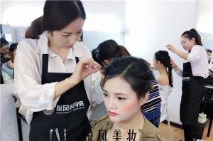 学化妆的最佳年龄是多大？