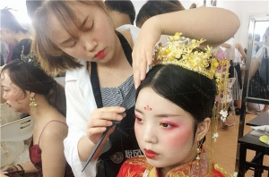 学化妆应该怎样选择化妆学校？