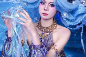 以前漫展排三小时队等妆娘，现在别人排队等我