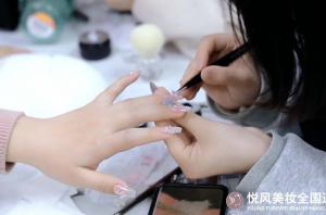 过年给顾客贴甲片，比坐办公室时快乐多了