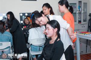 学化妆，选口碑、实训、毕业即推荐工作的机构